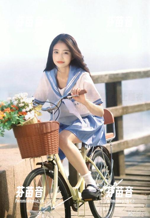 FAIRY CLUB妖精社 - 当李佳儿穿上睡衣写真套图，连床单都忍不住想要追求她！.txt